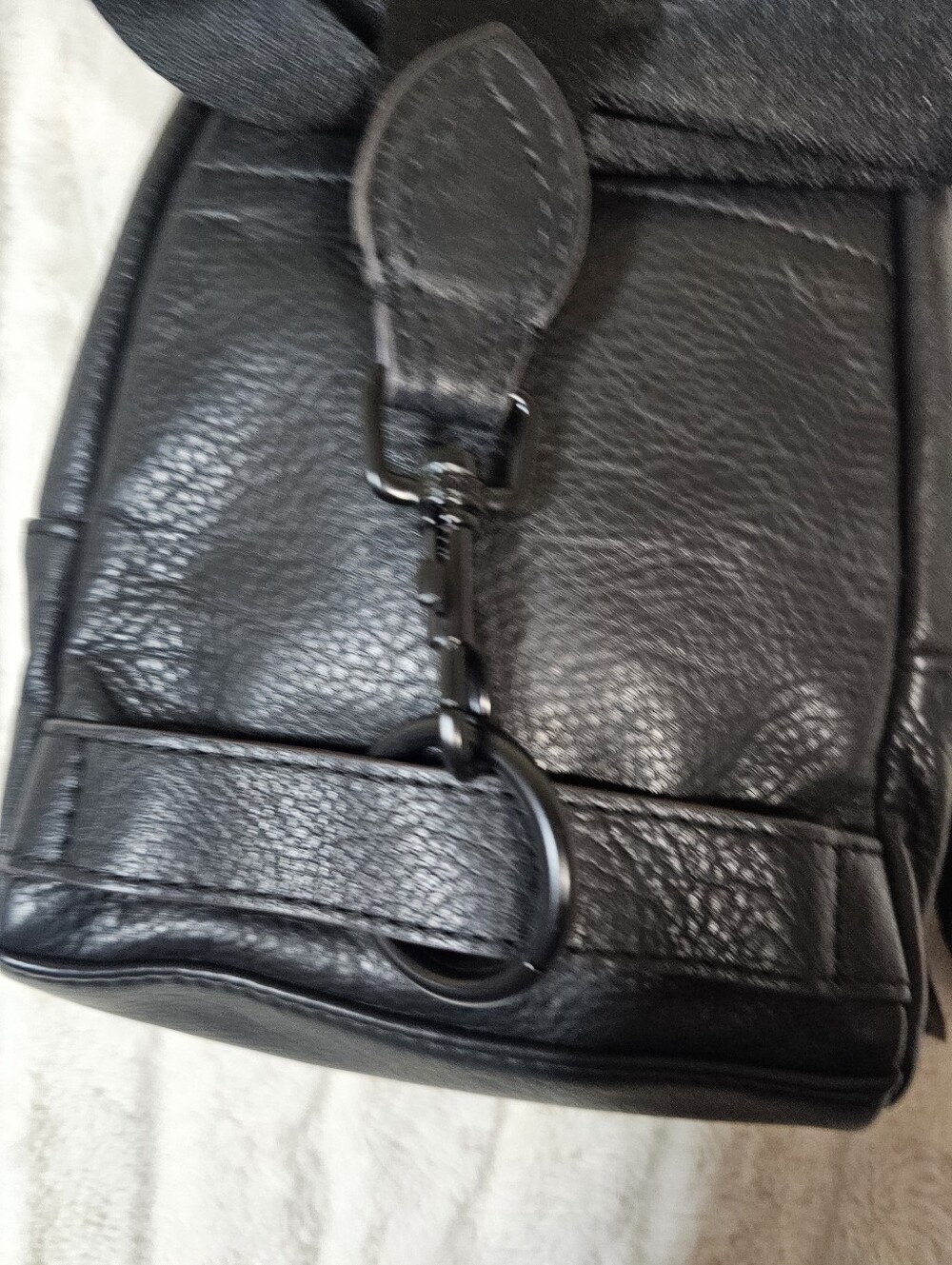 NWT Aimee Kestenberg Black Pebbled Small Crossbody Bag Zip Lined Pockets - Picture 3 of 9